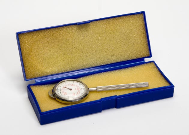 An instrument for measuring distances on a map