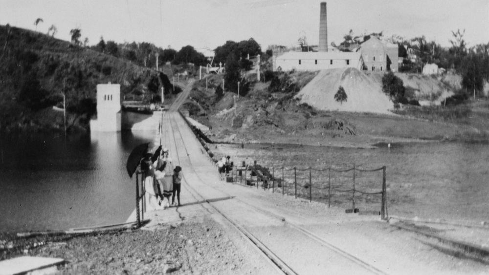 1947 photo of Mt Crosby pumping station, wier and bridge