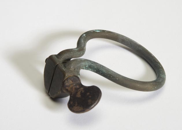 Chain grip used to grip a steel band