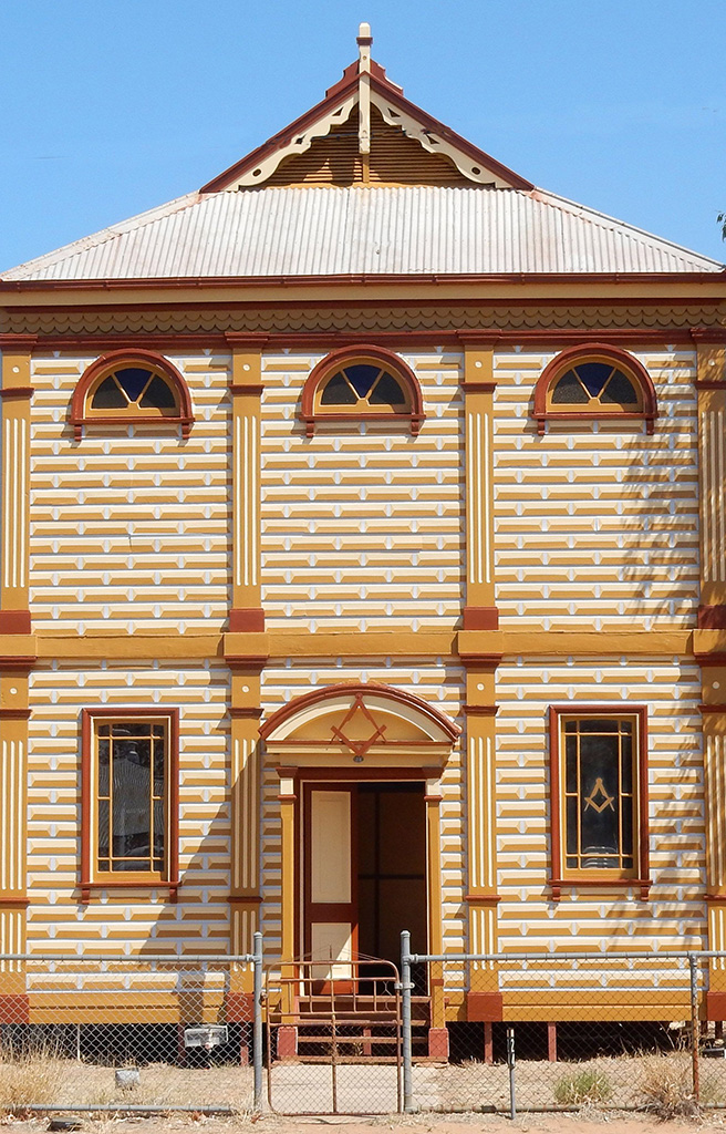 Comet Lodge front exterior.