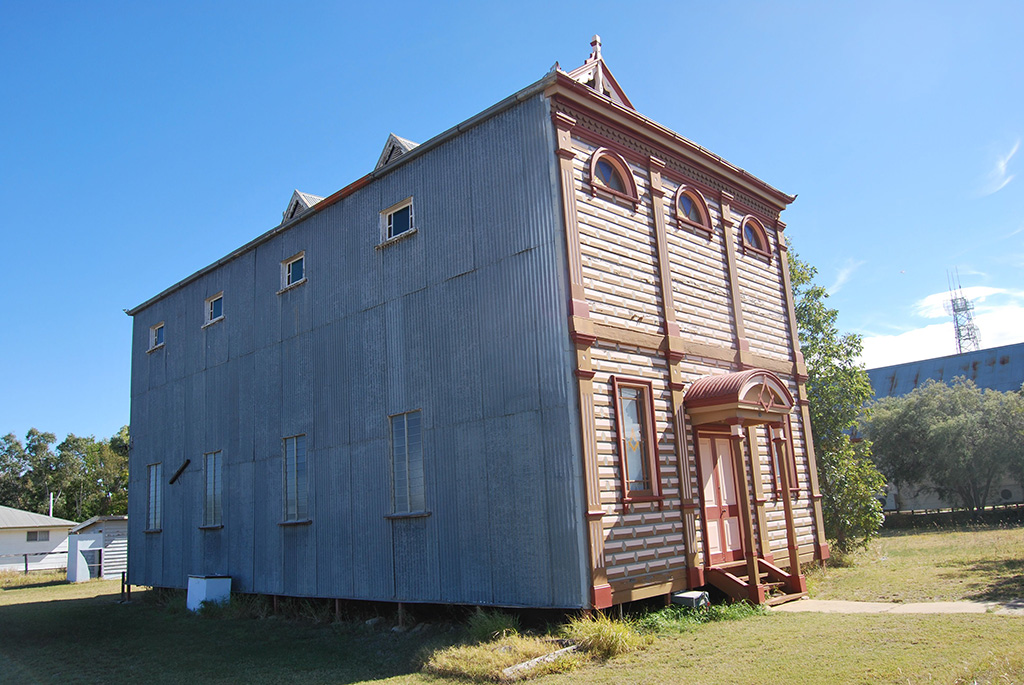 Comet Lodge front and side view.