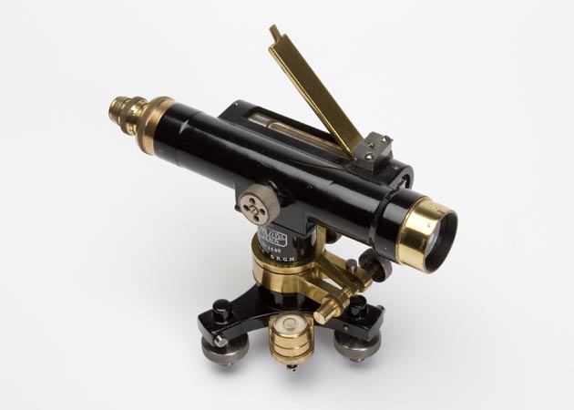 Dumpy level with a telescope permanently attached to the levelling base