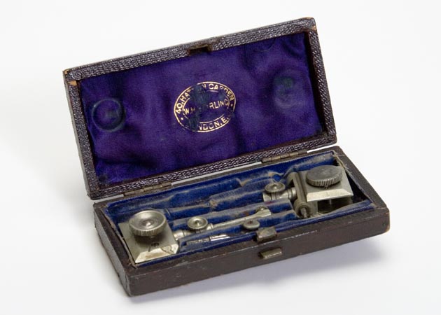 A compass with a beam and sliding sockets